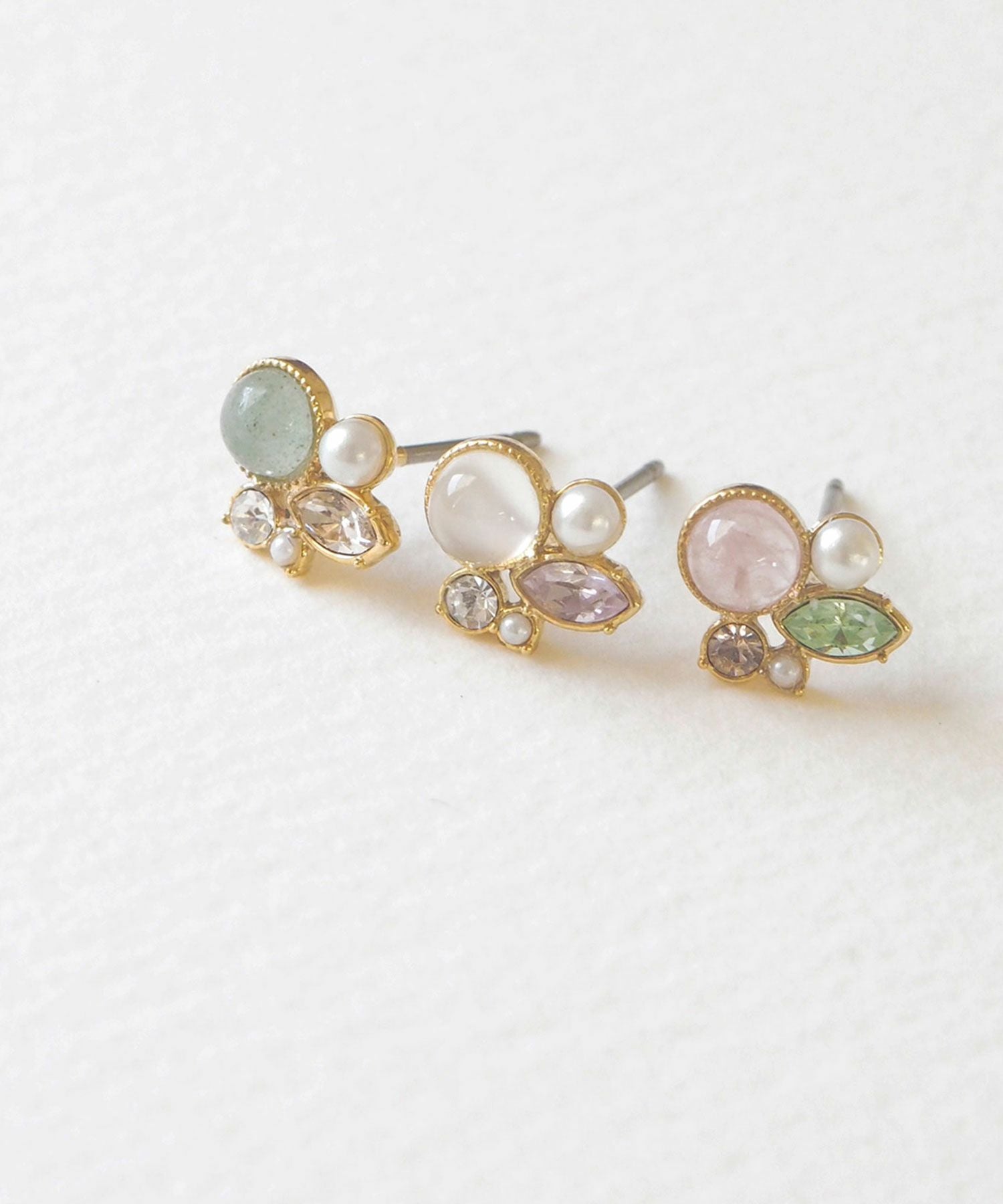 恋は光着用】ナチュラルストーンとビジューのチタンポストピアス【MUK