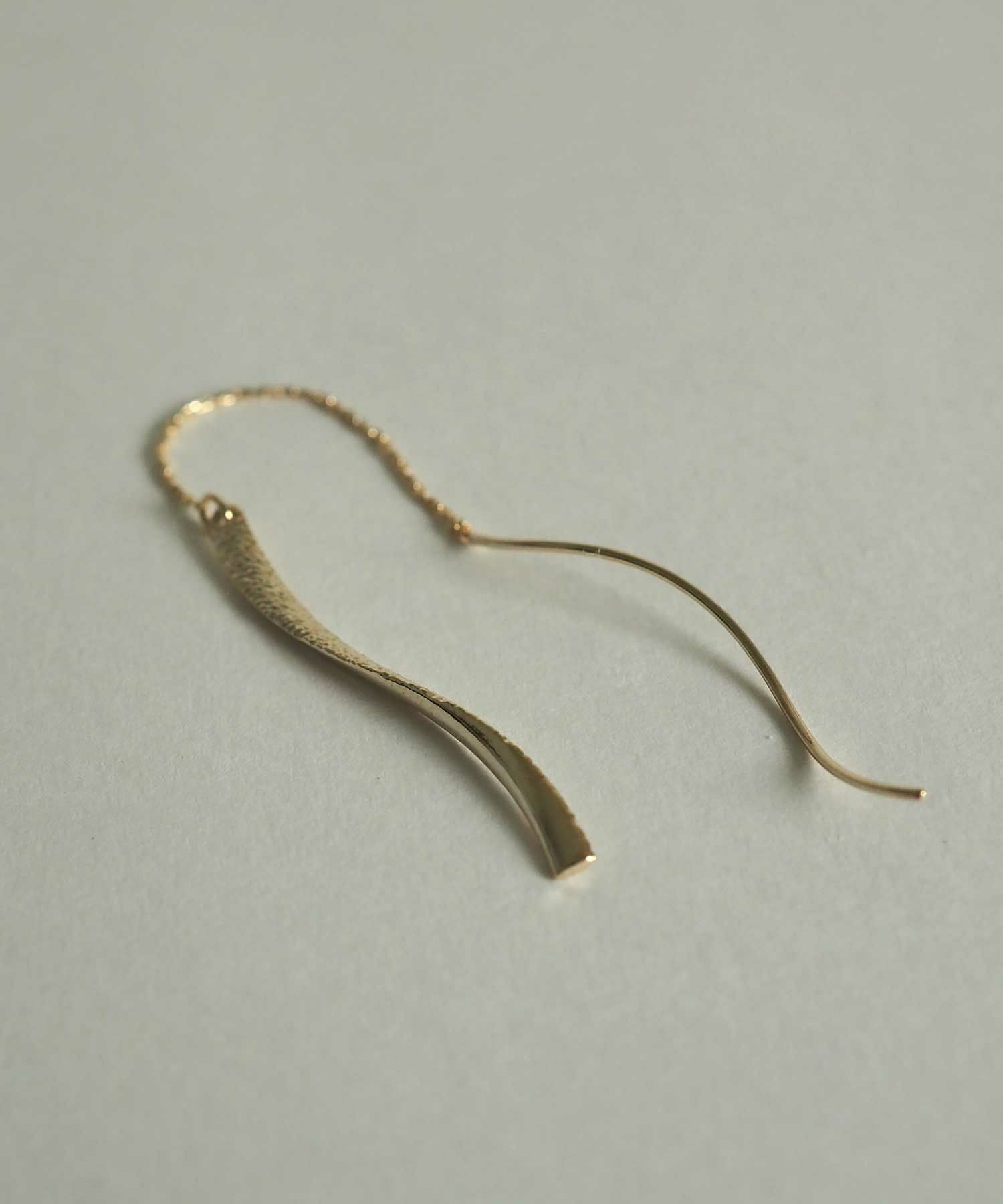 きらめきテクスチャウェーブアメリカンピアス