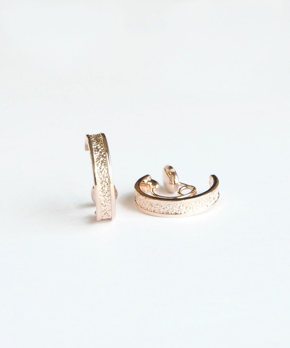 きらめきテクスチャフープのループフィットイヤリング