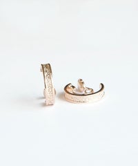 きらめきテクスチャフープのループフィットイヤリング