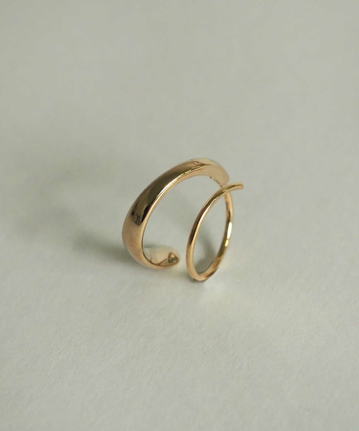 スパイラルピアス