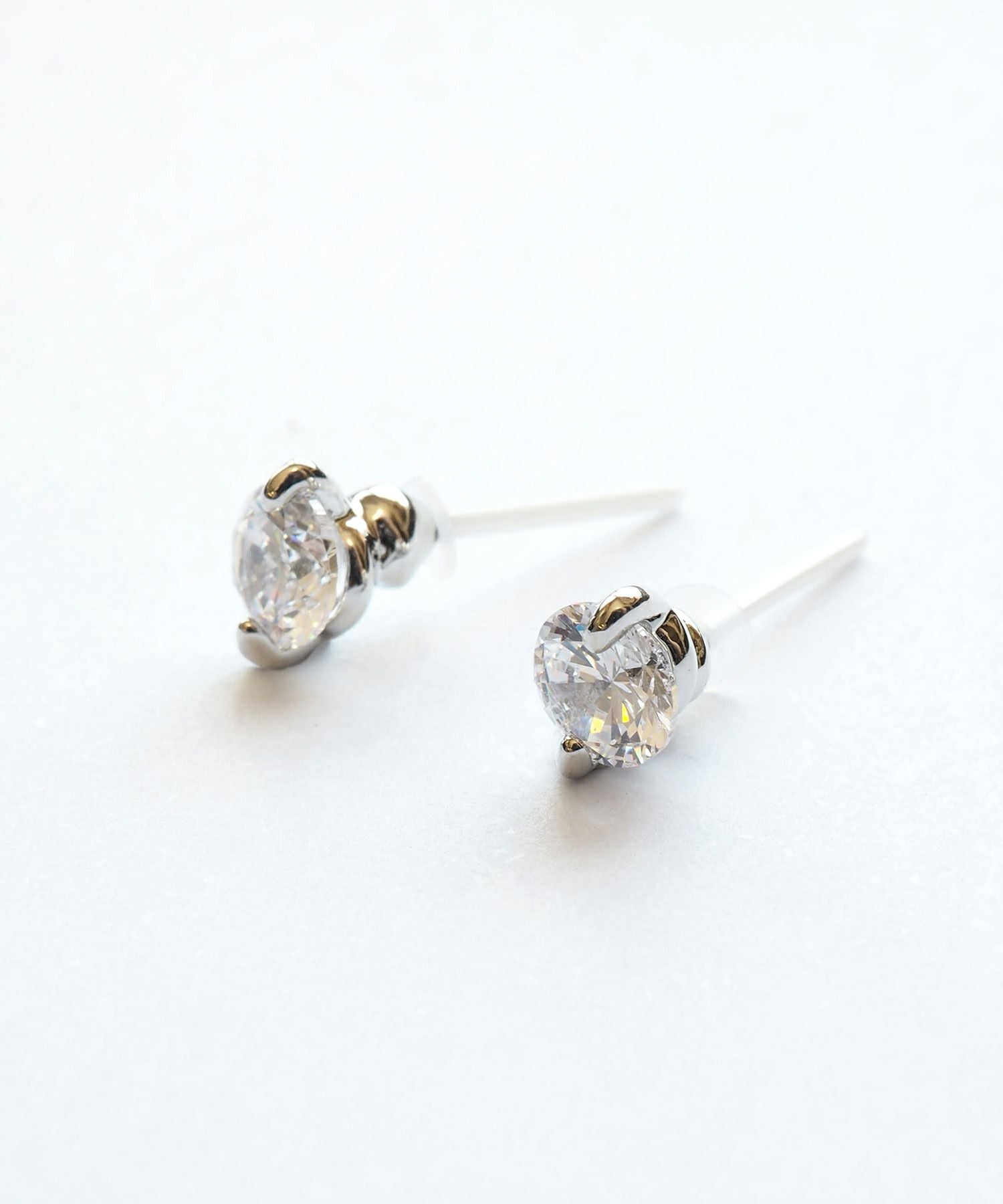 シンプルラウンドストーンセラミックポストピアス(4mm) | 【公式】MUK
