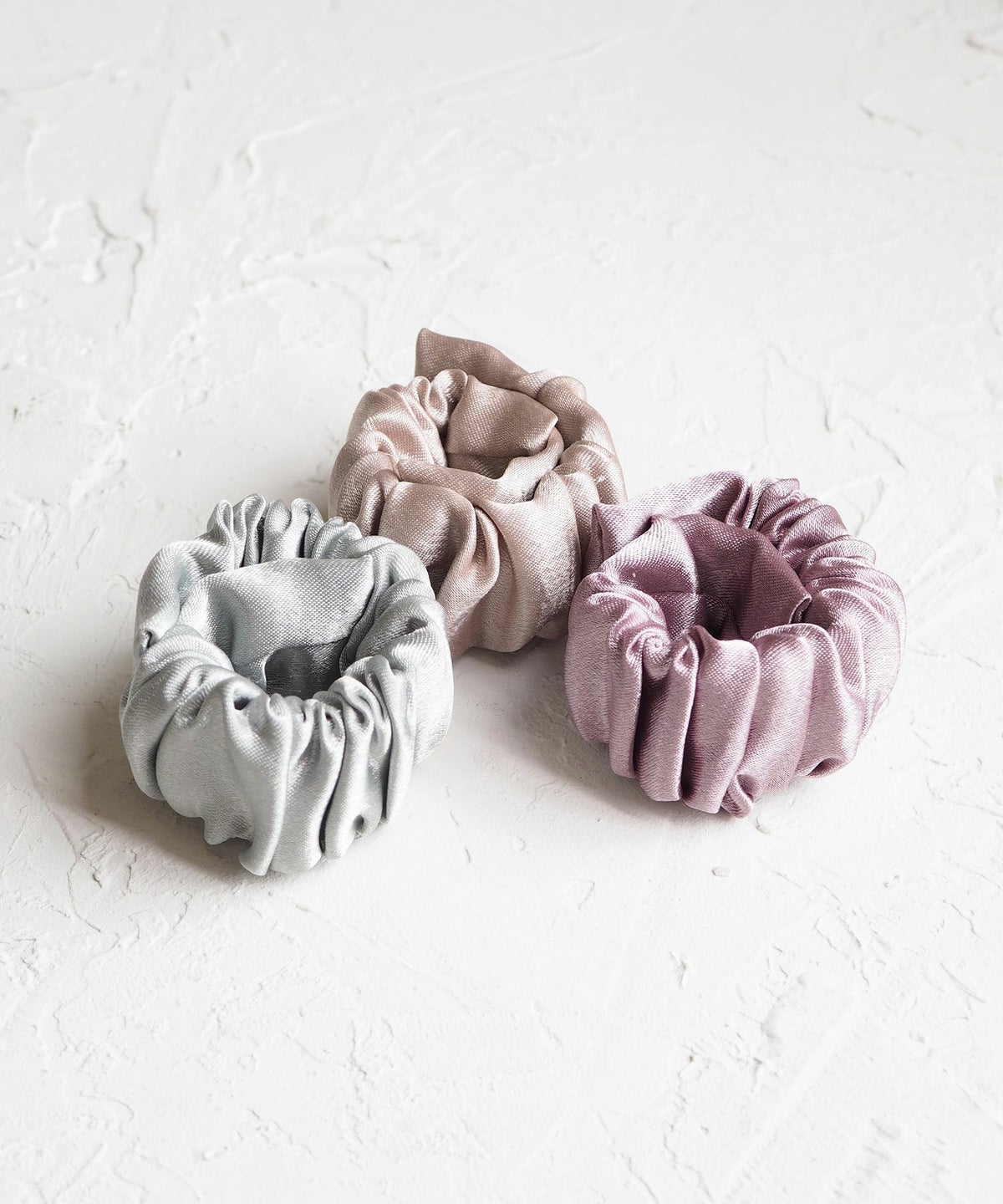 くるっとまきつくサテンシュフィー