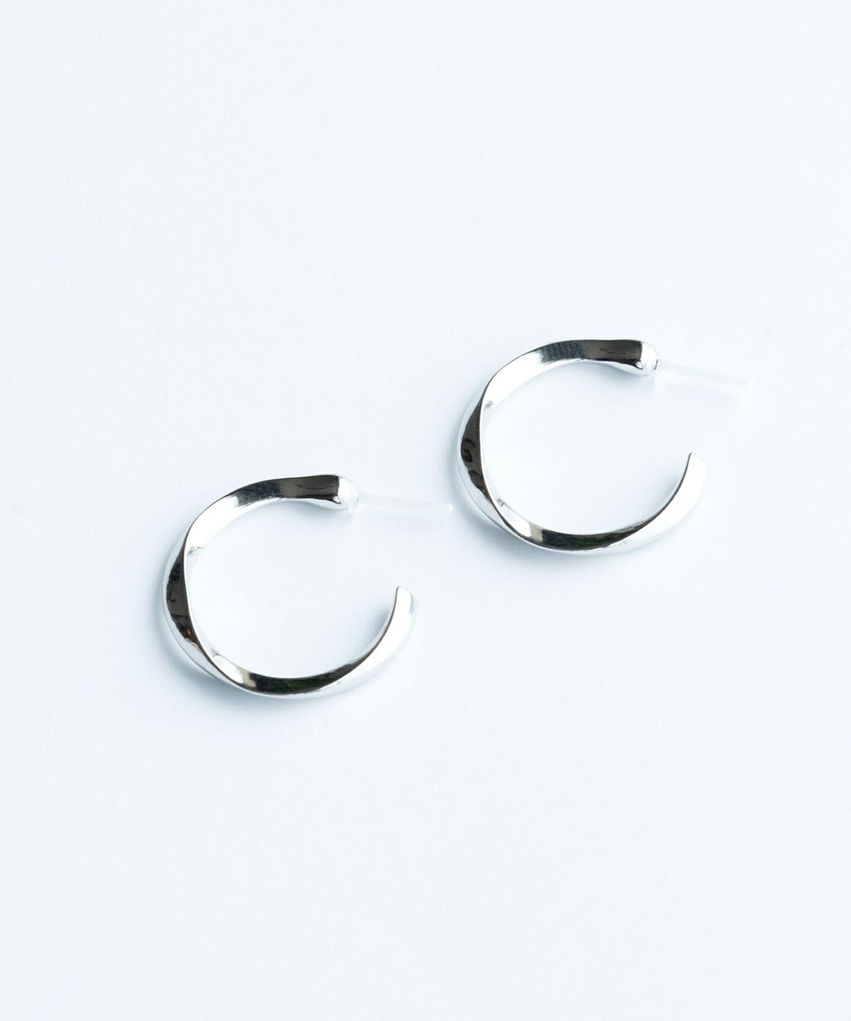 ルーズメタルフープセラミックポストピアス