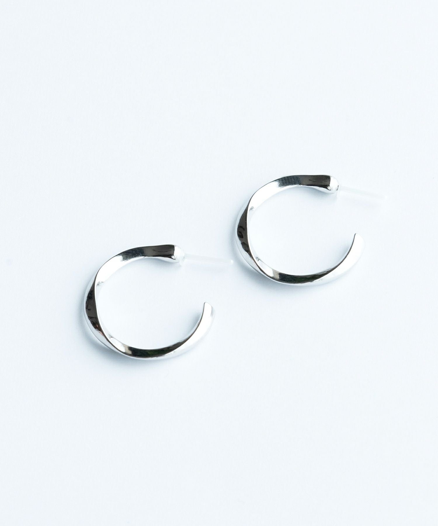 ルーズメタルフープセラミックポストピアス