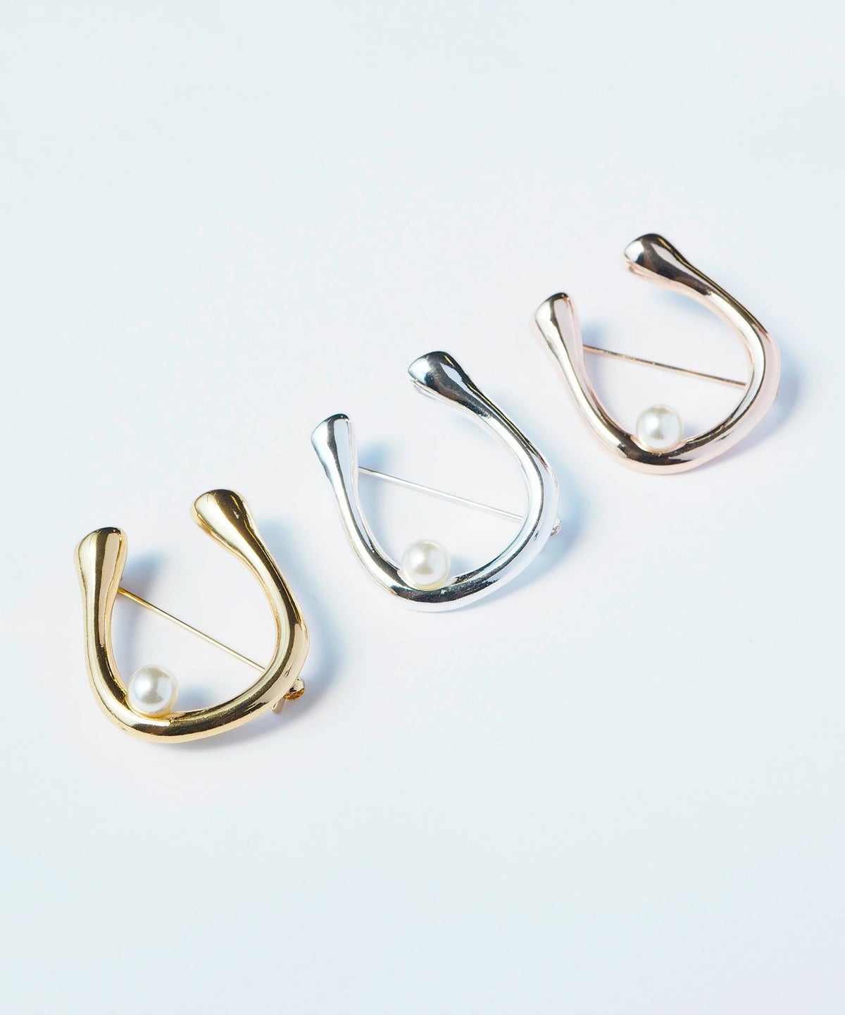 ホースシューブローチ