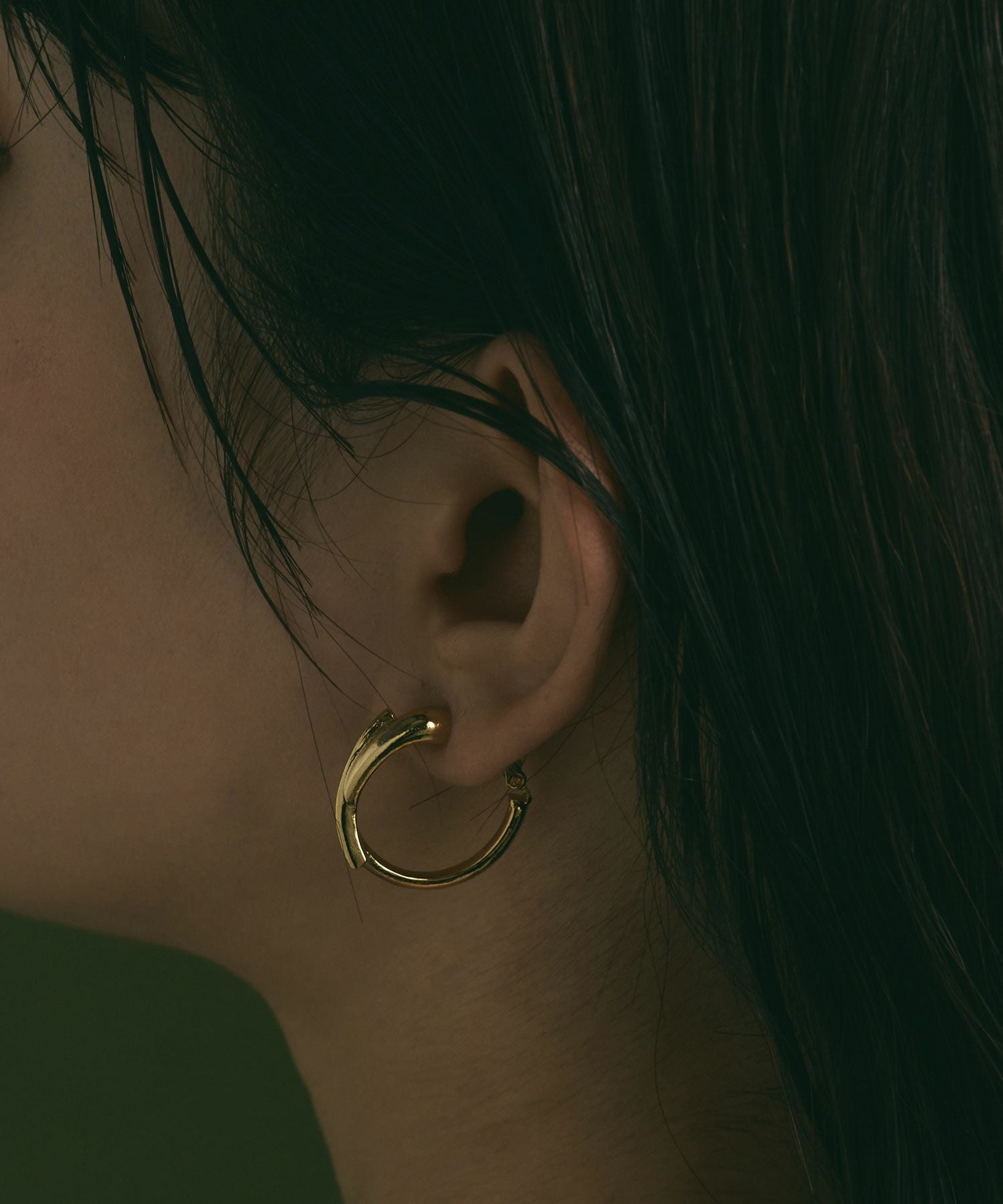 オーバーラップメタルフープIMUFURETイヤリング