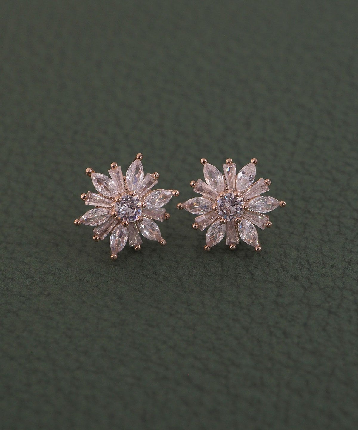 キュービックダリアフラワーチタンポストピアス【Dahlia】