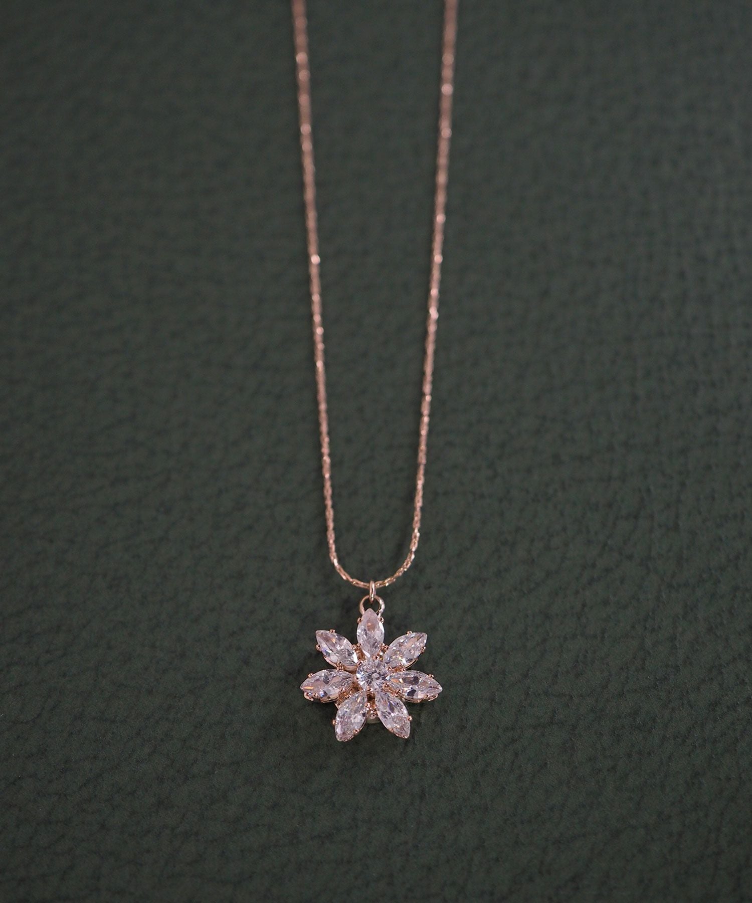 ジルコニアミニダリアフラワーネックレス【Dahlia】 | 【公式】MUK