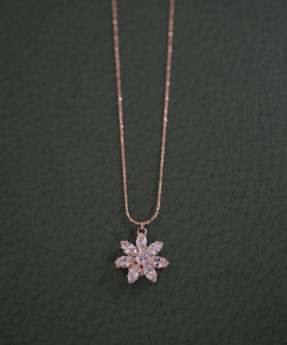 キュービックミニダリアフラワーネックレス【Dahlia】