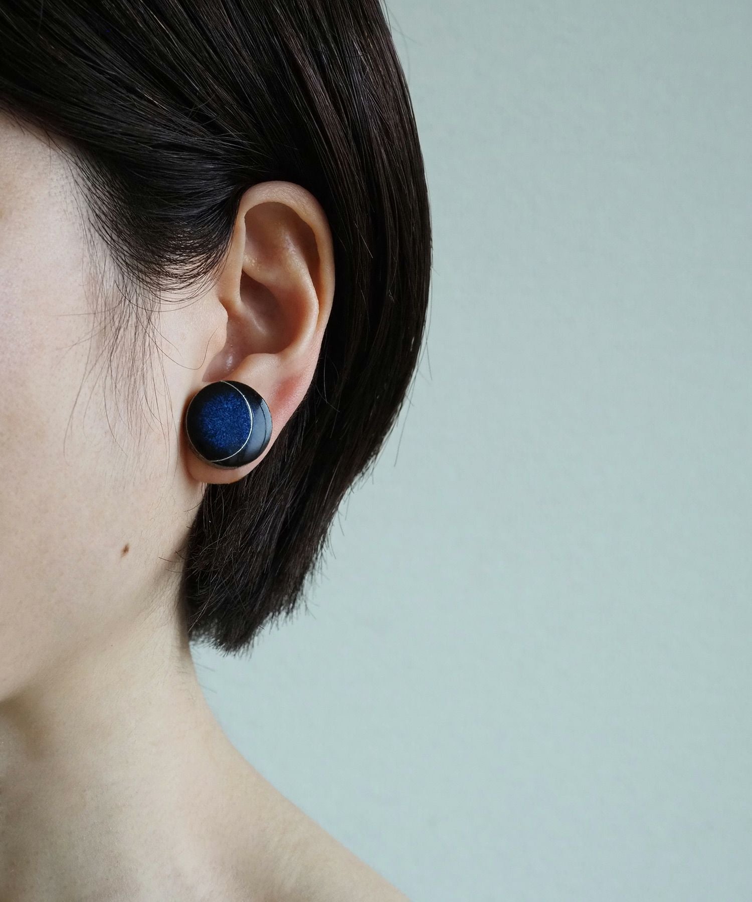 「carve」藍色美濃焼三日月チタンポストピアス【MIKELO】