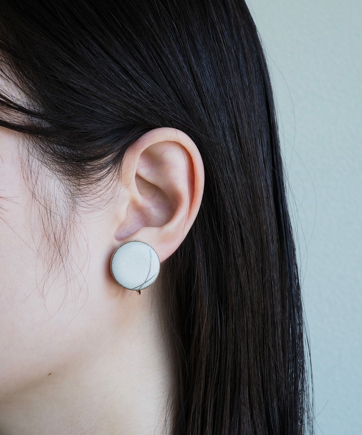 「carve」白百合美濃焼三日月イヤリング【MIKELO】