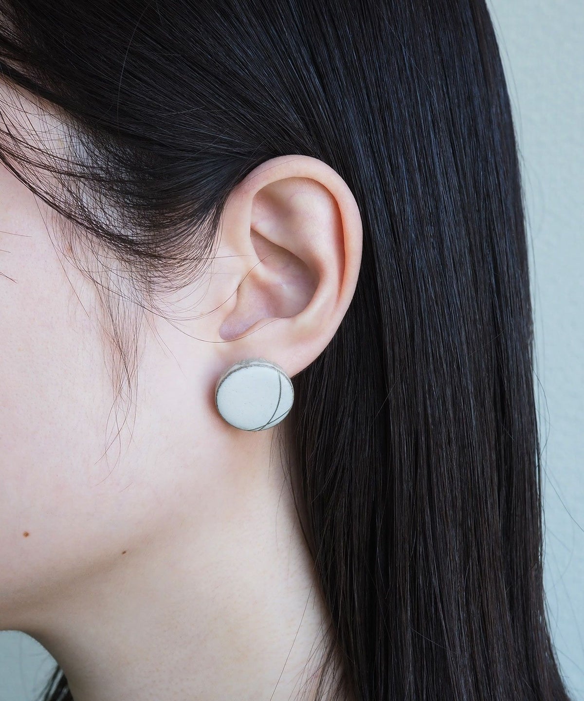 「carve」白百合美濃焼三日月チタンポストピアス【MIKELO】