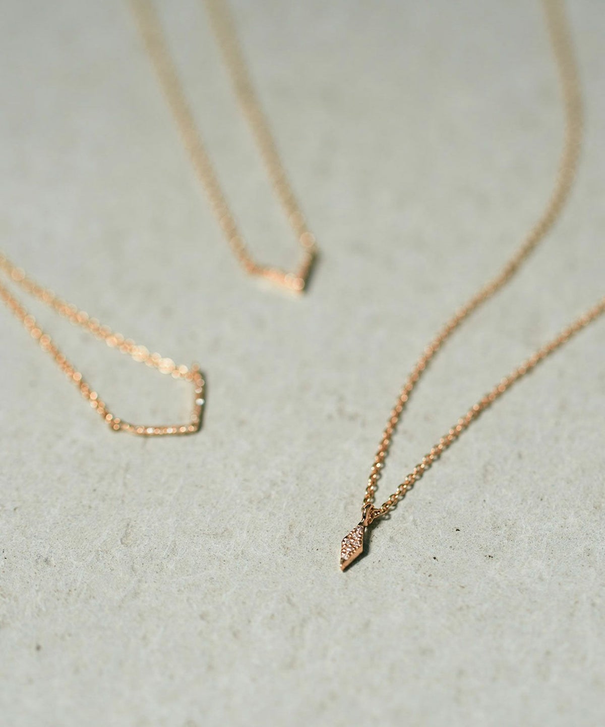 [K10]ワイドVモチーフメレダイヤモンドプチペンダント【cucia Diamond Skin Jewelry】