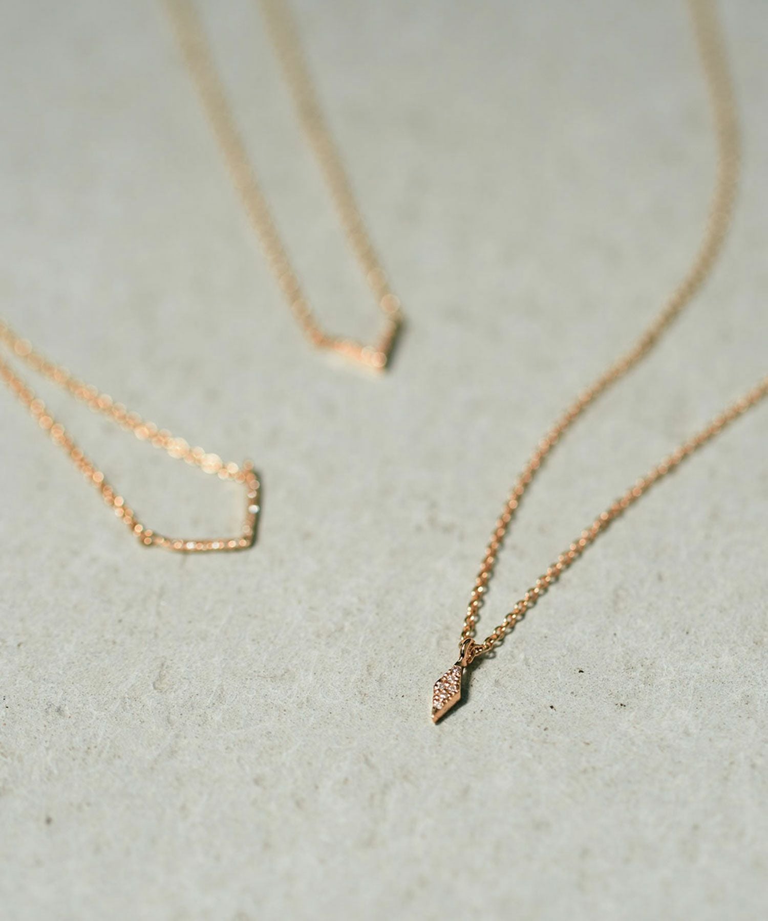 [K10]ワイドVモチーフメレダイヤモンドプチペンダント【cucia Diamond Skin Jewelry】