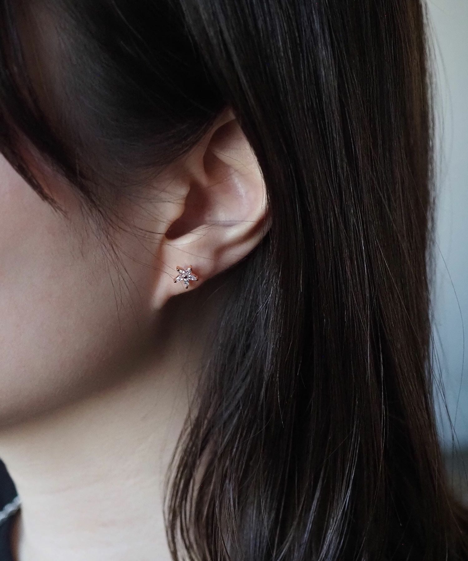 スターフラワーピュアチタンポストピアス