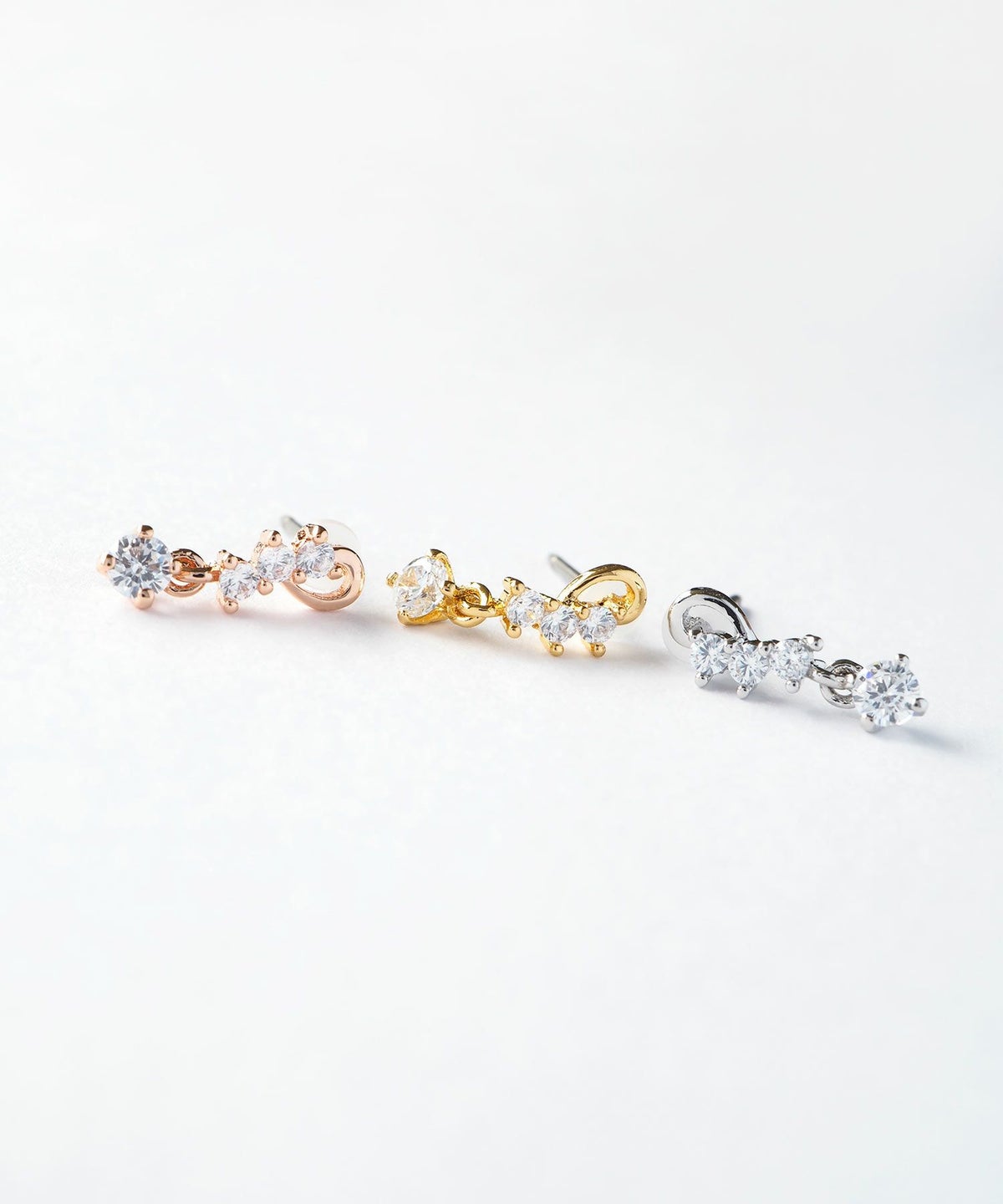 クアトロストーンピュアチタンポストピアス