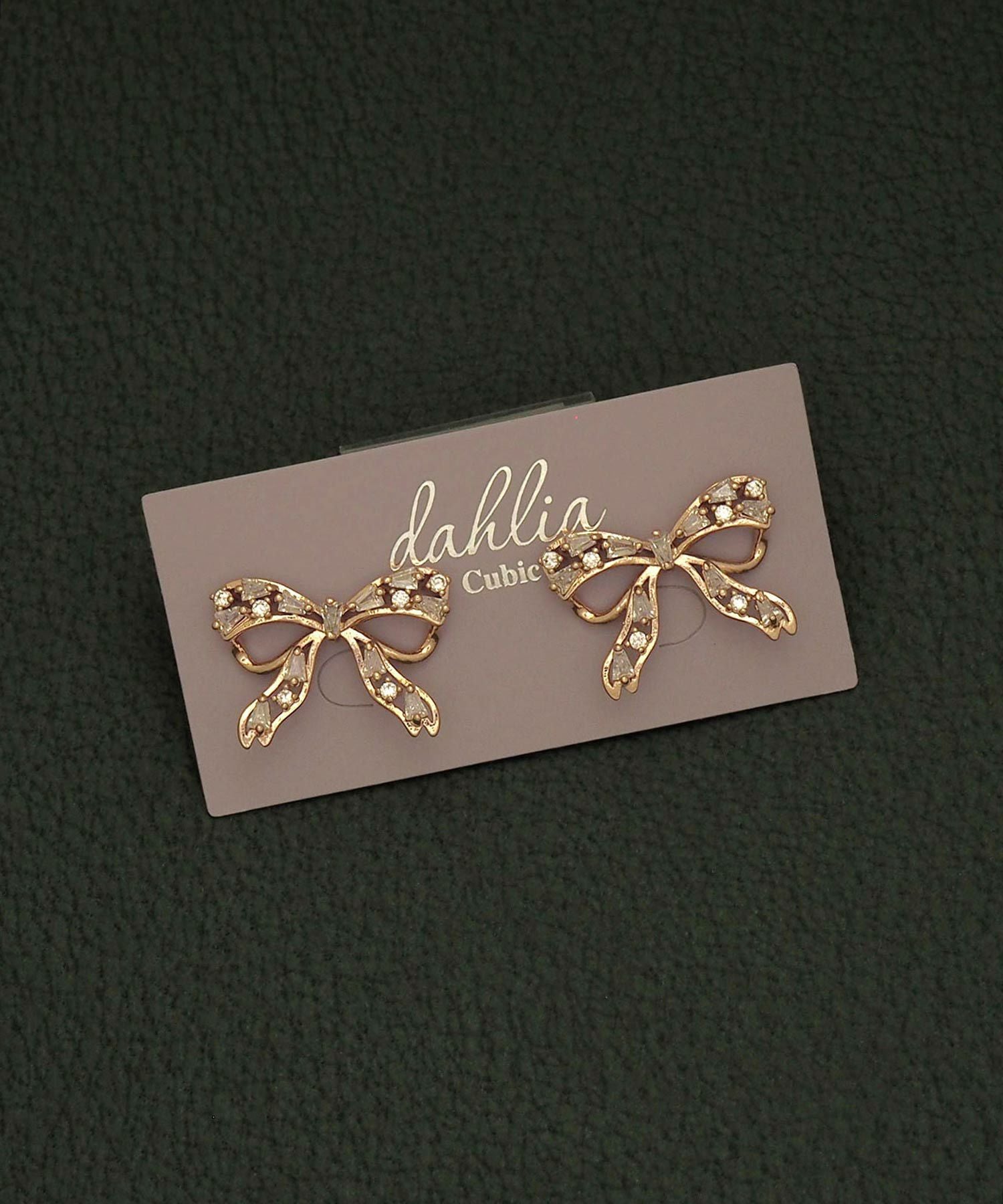 ChristianDior　ゴールドリボンデザインパープルピアス ジルコニアリボンチタンポストピアス【Dahlia】 | 【公式】MUK ONLINE