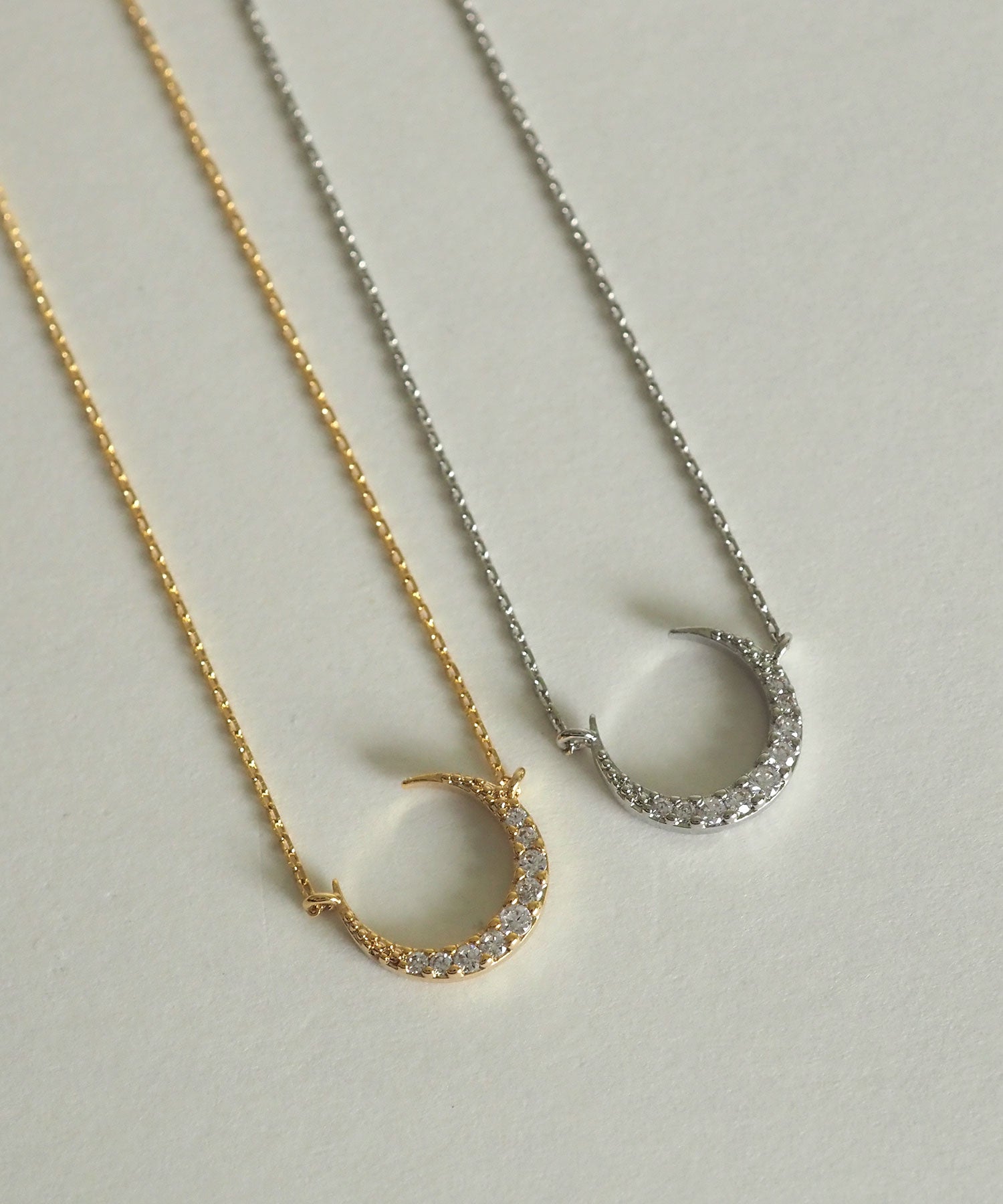 パヴェクレセントネックレス