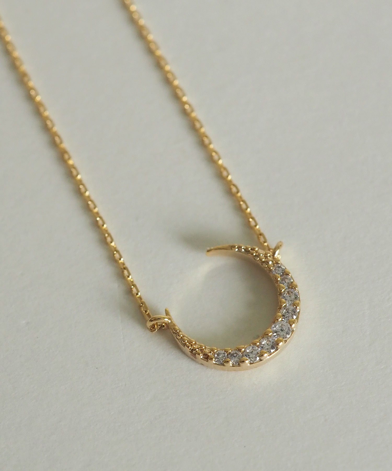 パヴェクレセントネックレス