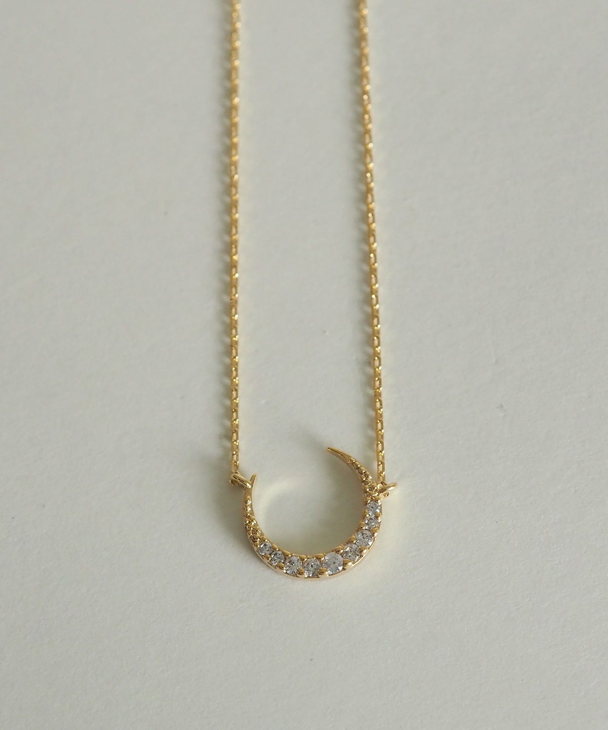 パヴェクレセントネックレス