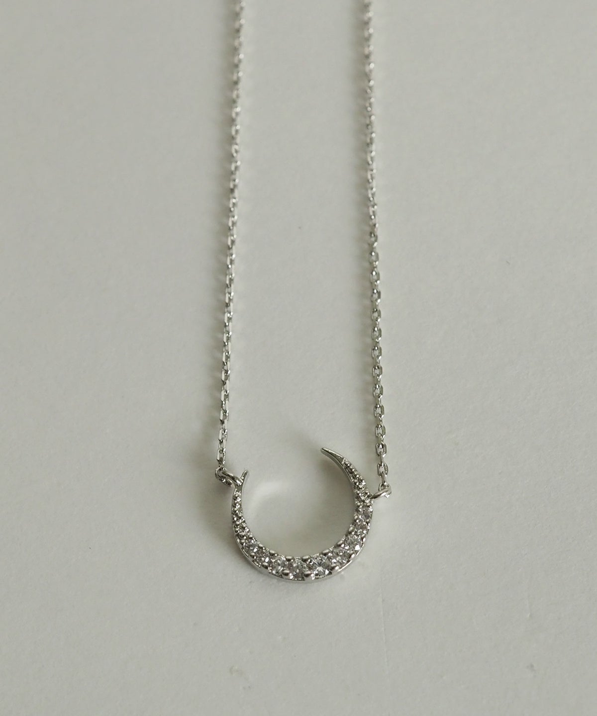 パヴェクレセントネックレス