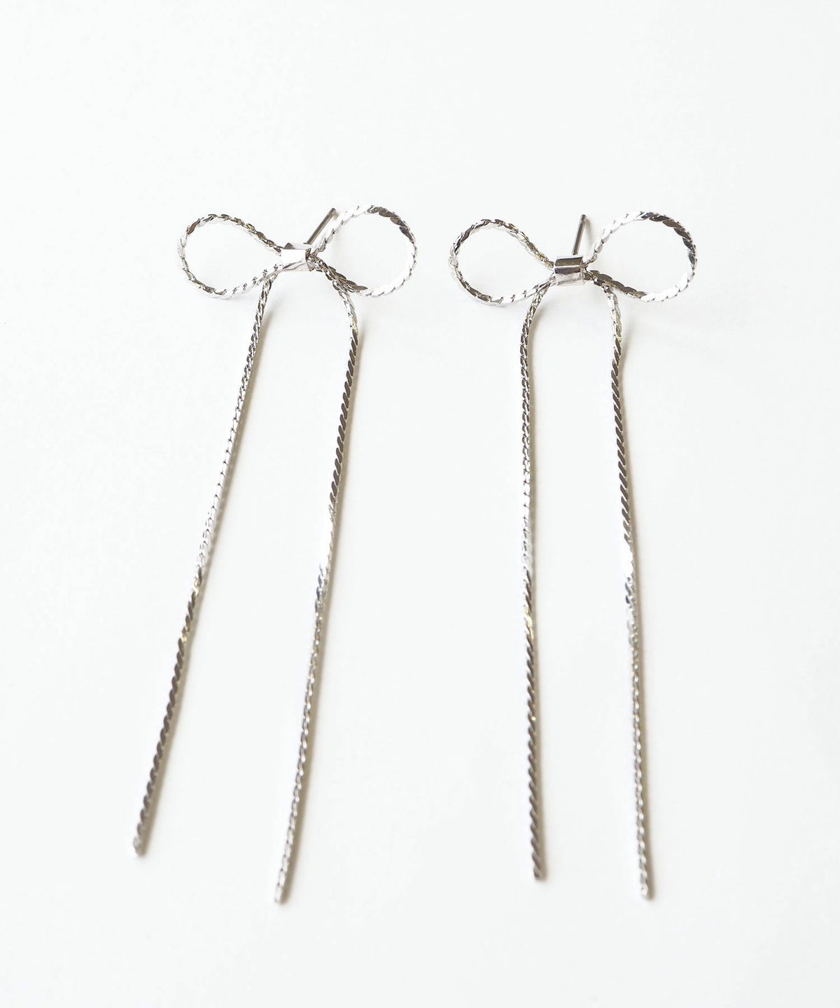 ロングメタルリボンチタンポストピアス