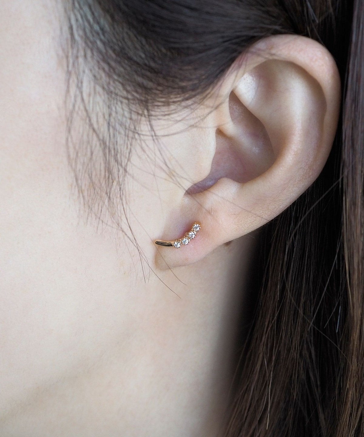 ピンクゴールドアークラインストーンチタンポストピアス