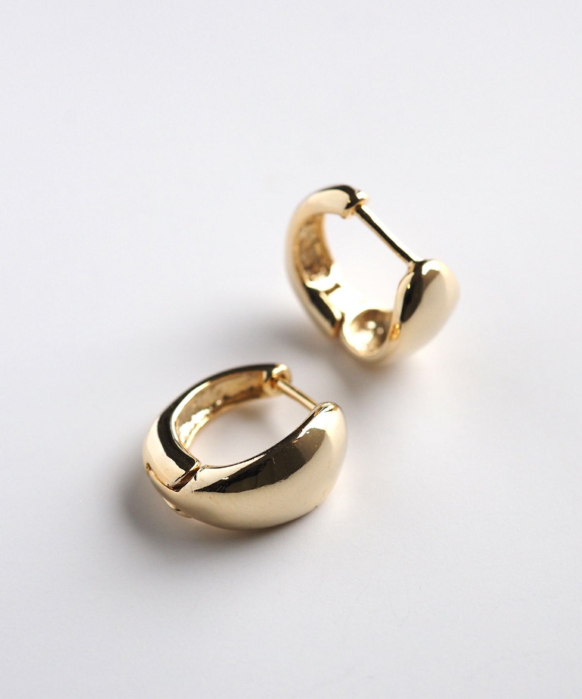 プランプスプリングフープピアス