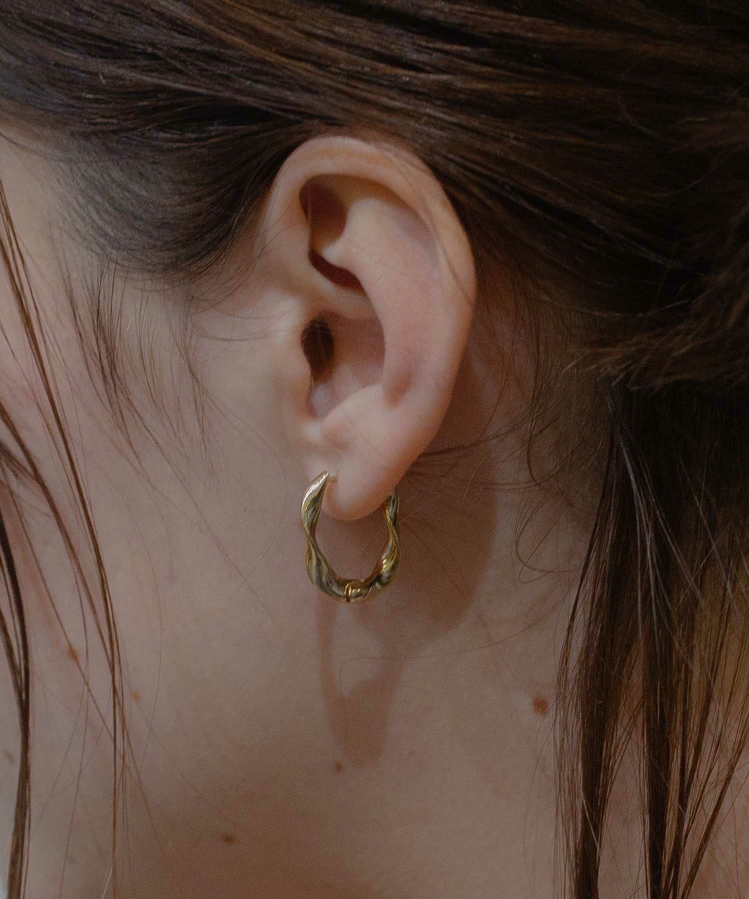 ツイストスプリングフープピアス