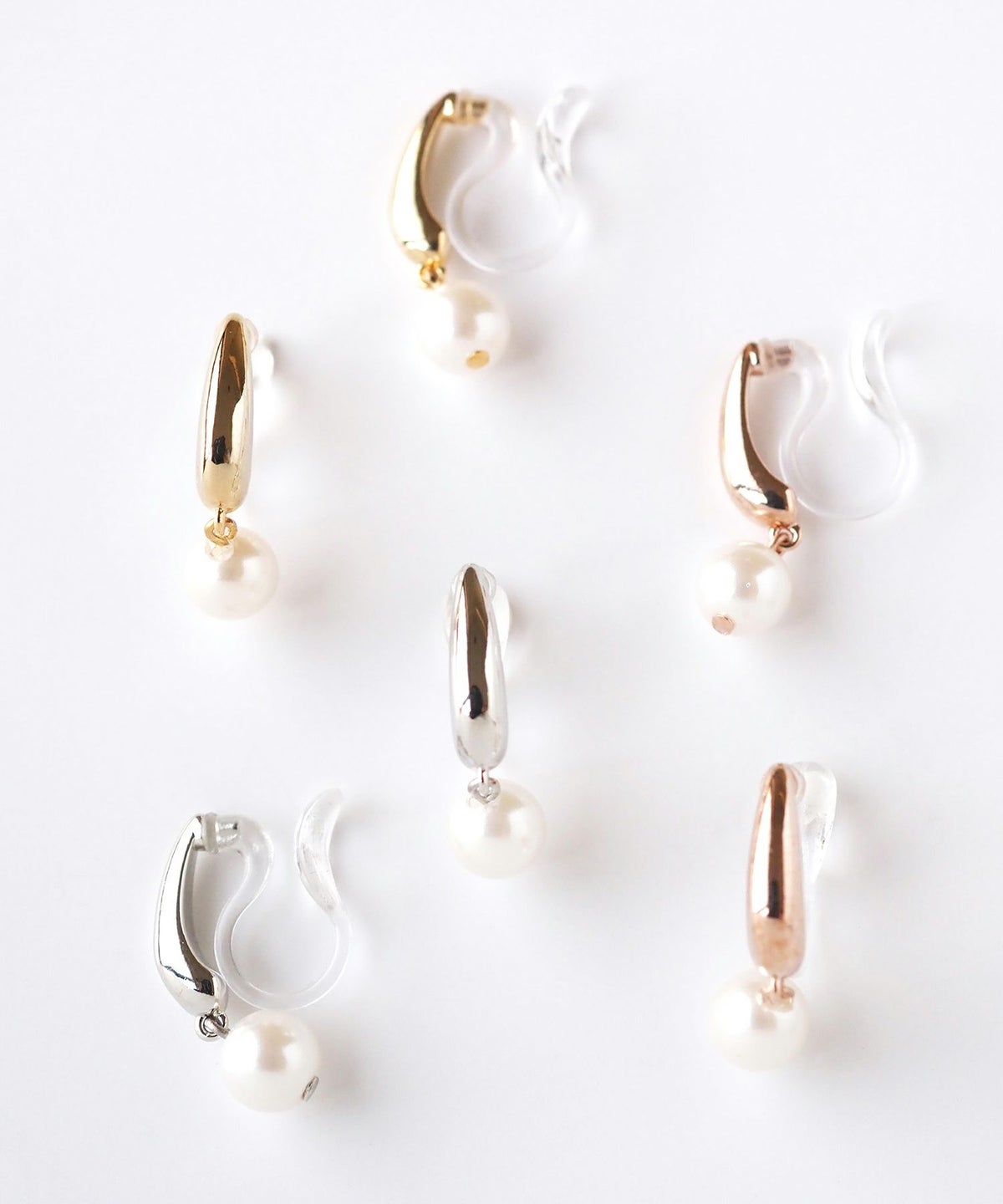 パールメタルカーブ樹脂ノンホールイヤリング