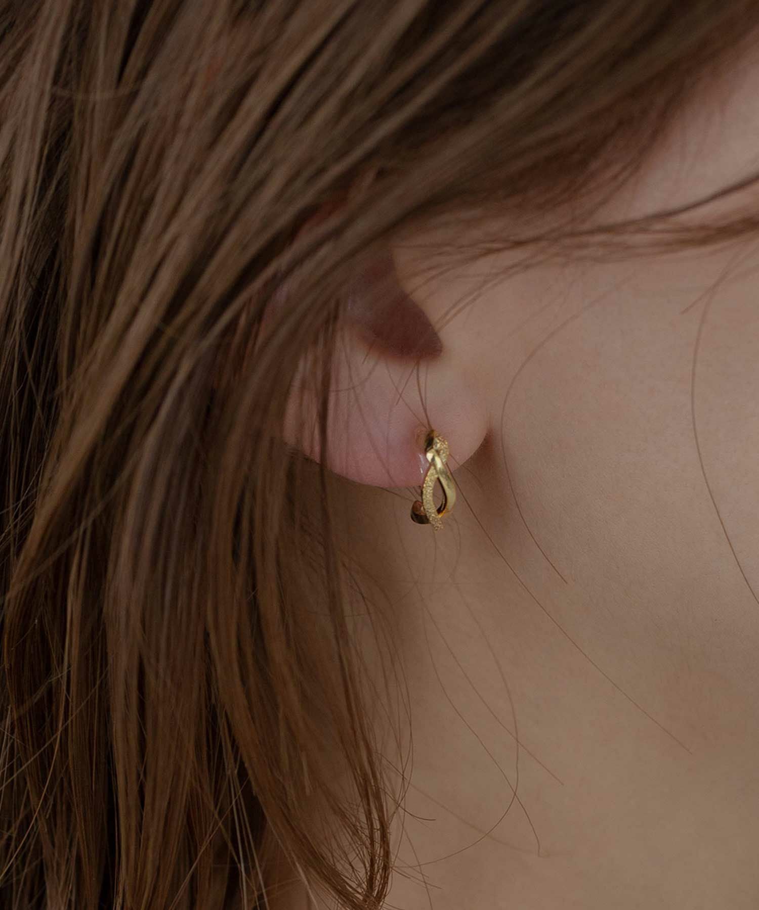 森香澄さん着用】クロスラインフープ樹脂ノンホールイヤリング