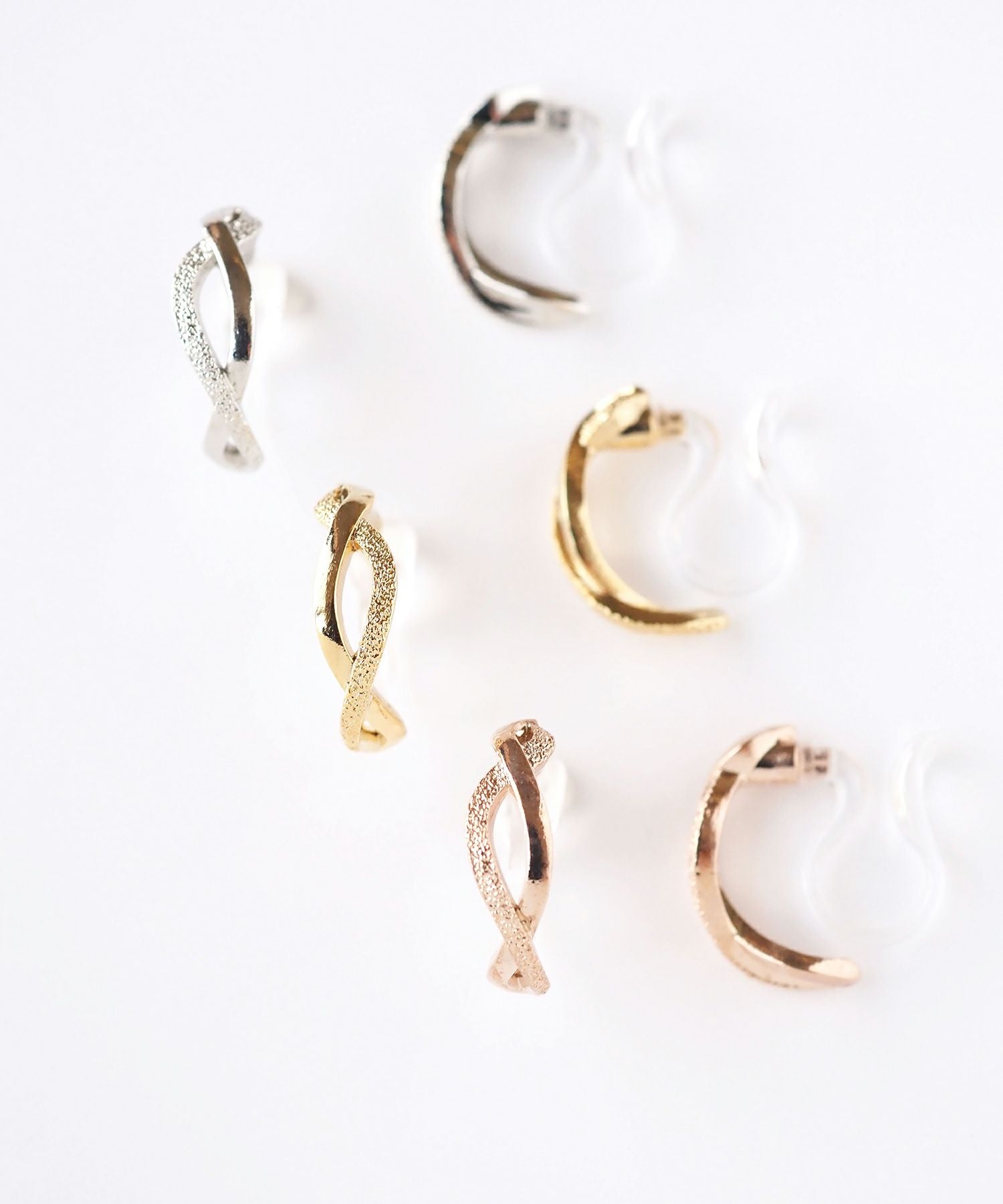 森香澄さん着用】クロスラインフープ樹脂ノンホールイヤリング