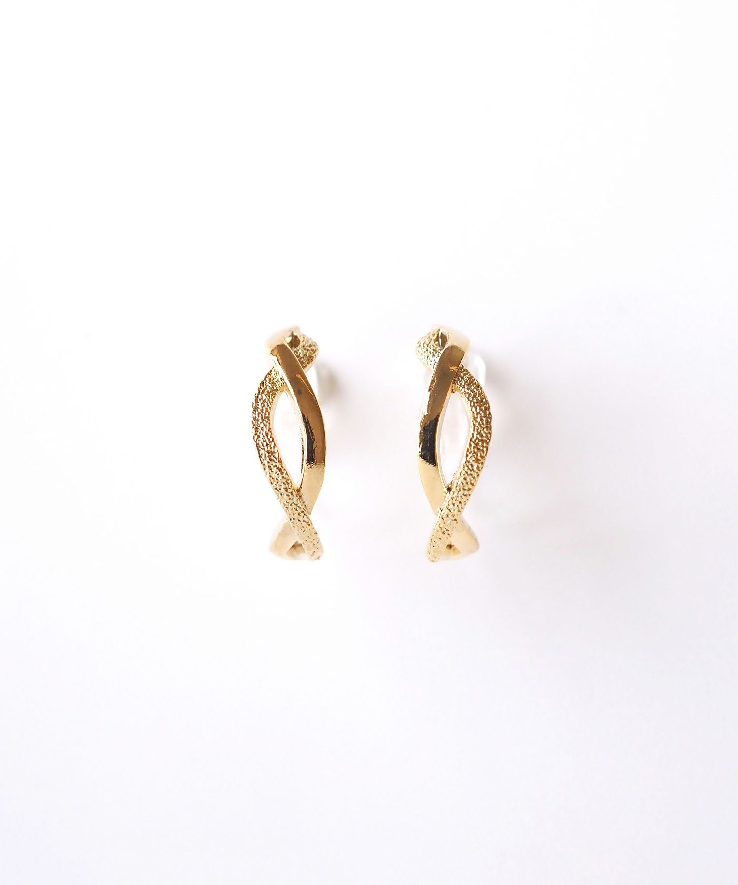 森香澄さん着用】クロスラインフープ樹脂ノンホールイヤリング