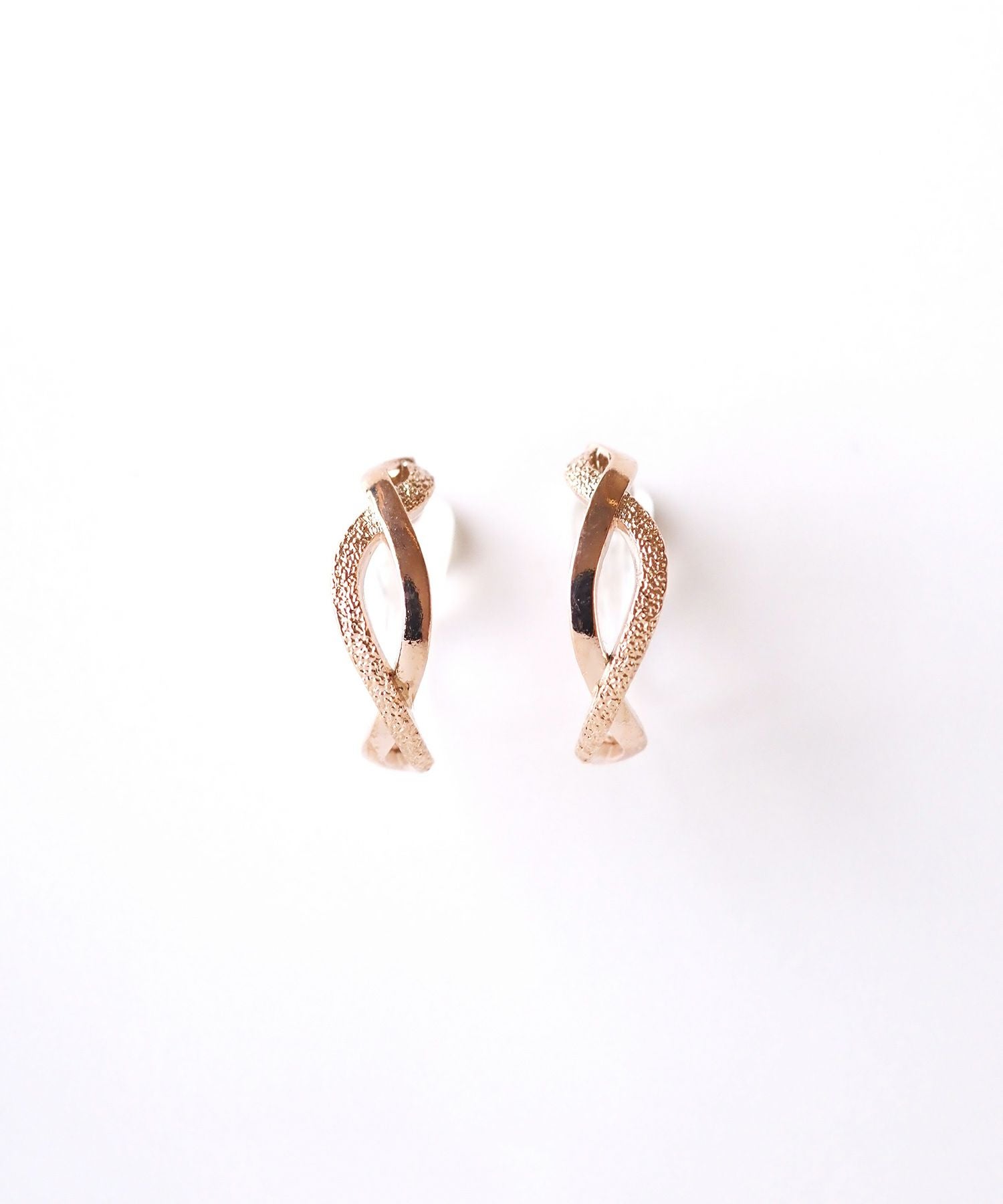 森香澄さん着用】クロスラインフープ樹脂ノンホールイヤリング