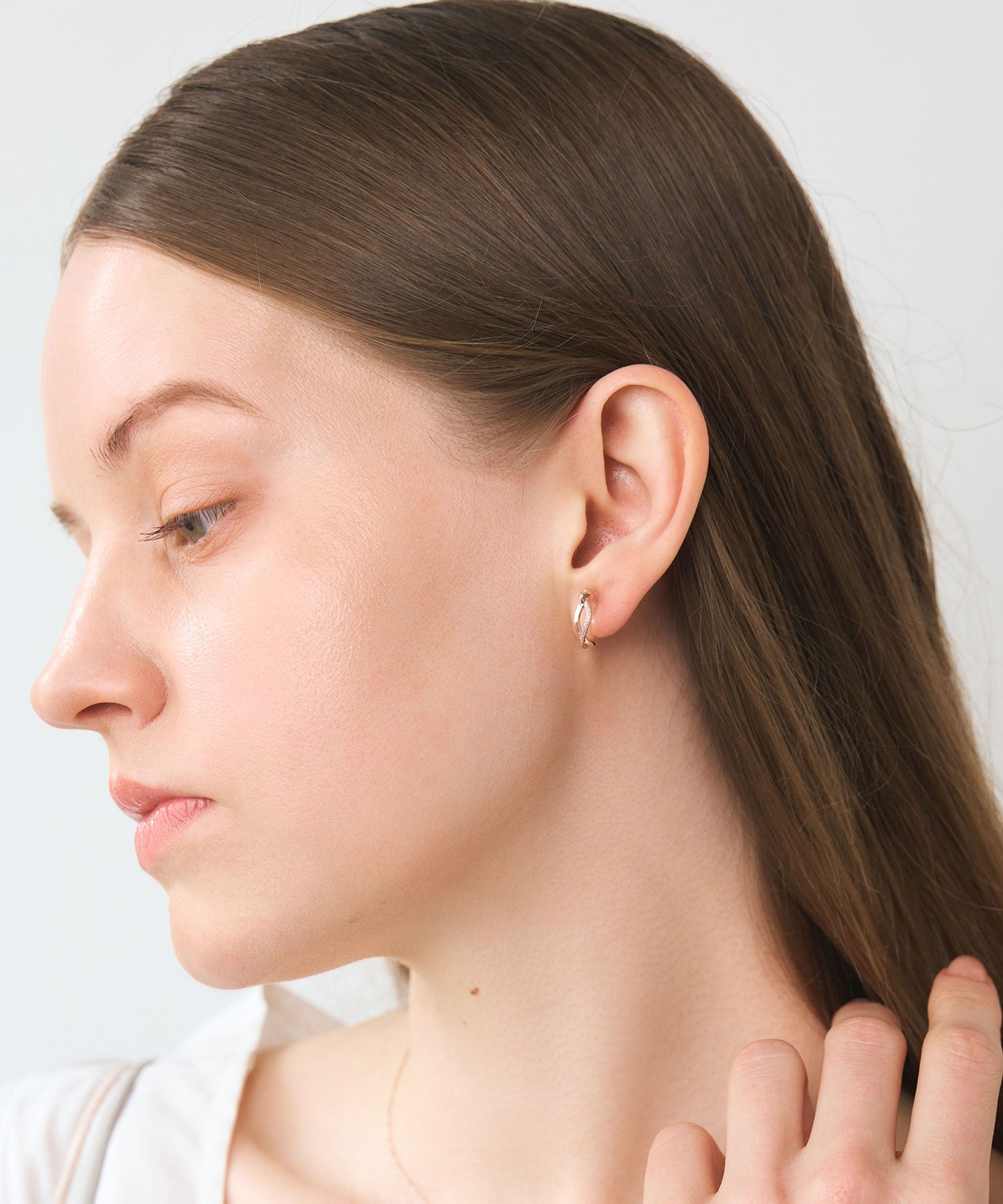 【森香澄さん着用】クロスラインフープ樹脂ノンホールイヤリング