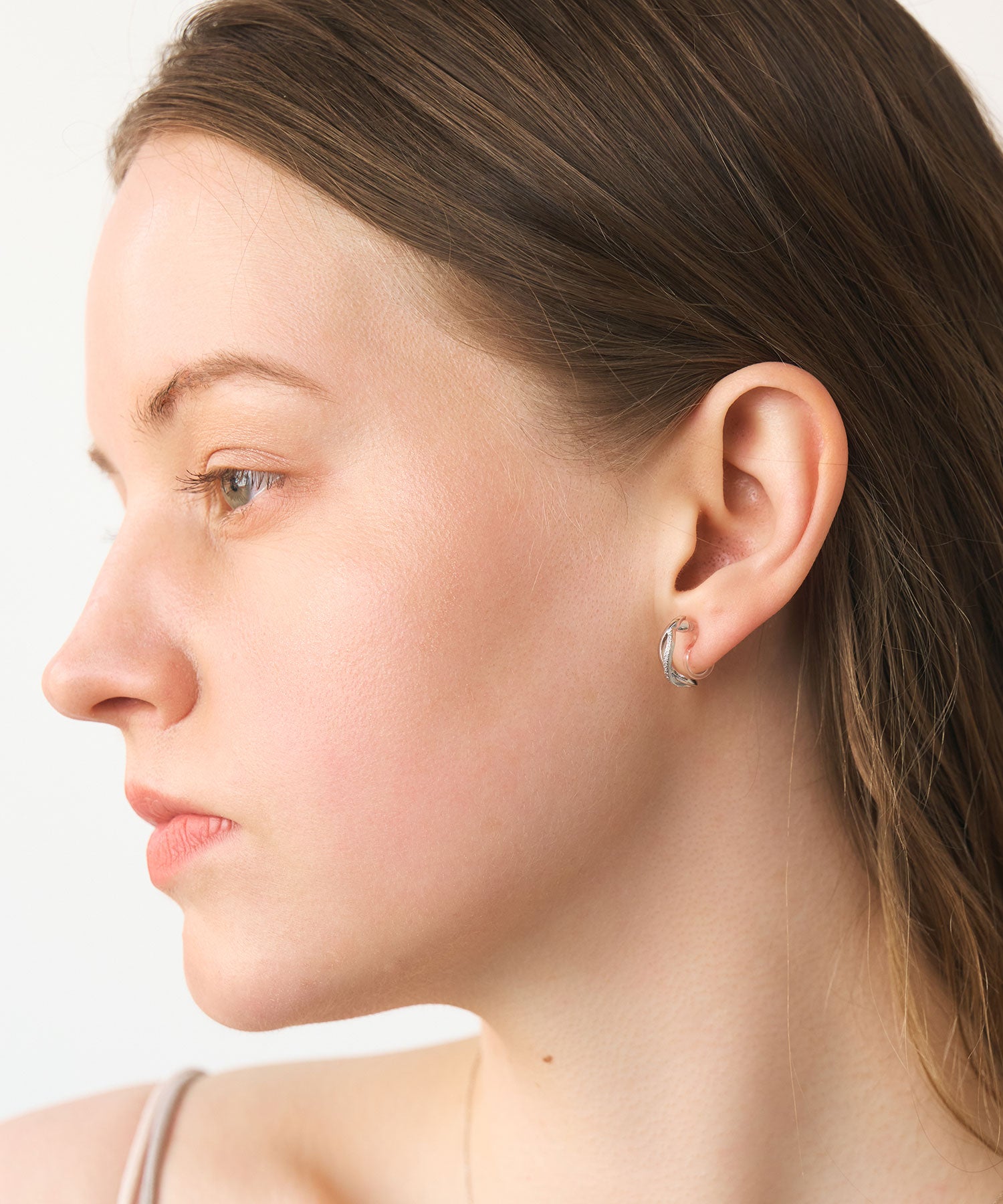 【森香澄さん着用】クロスラインフープ樹脂ノンホールイヤリング