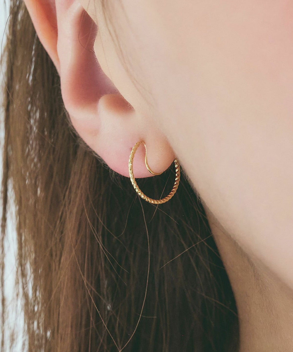 【web限定】ルミシャイニースリムフープノンホールイヤリング【Lumirise】