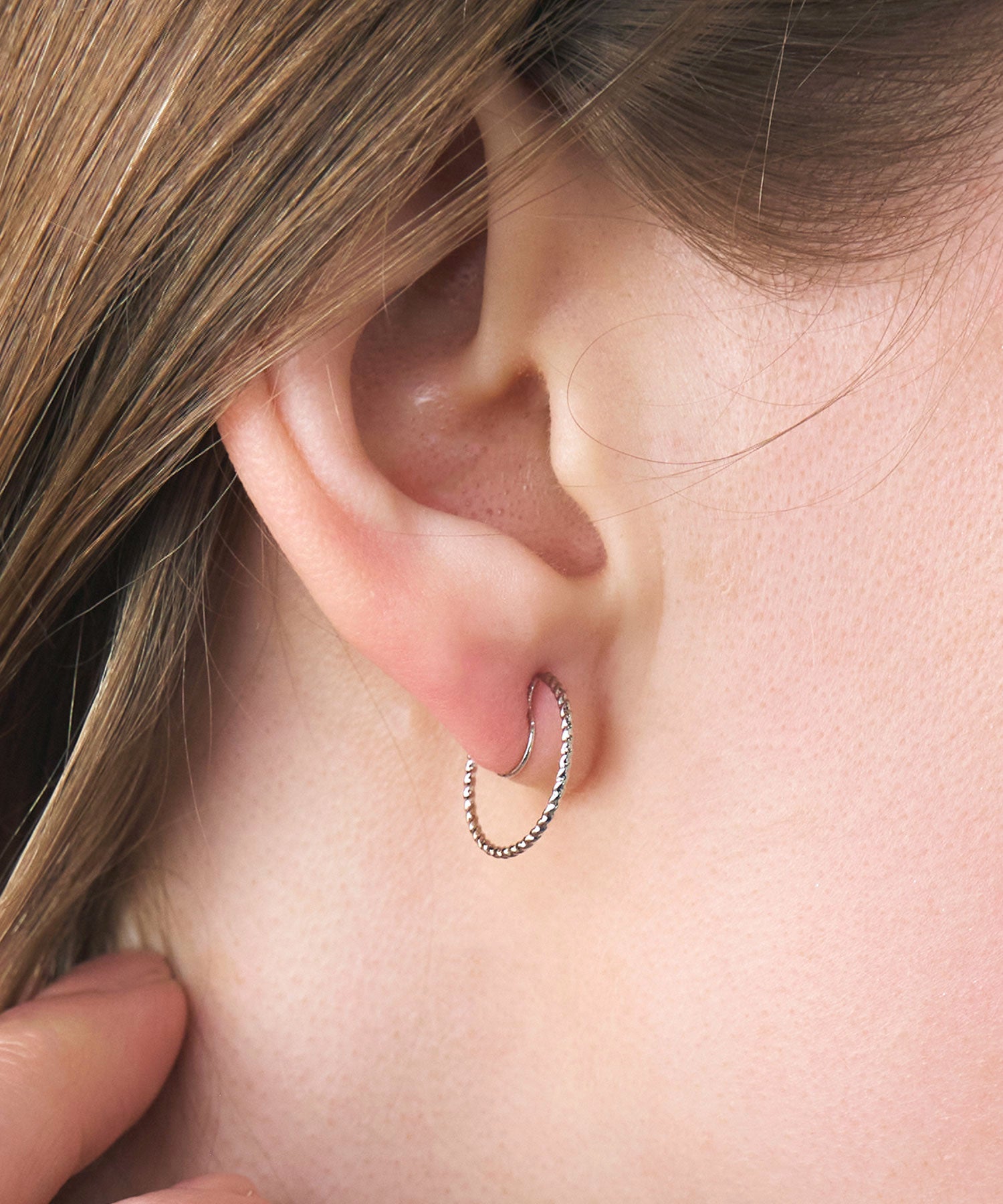 【web限定】ルミシャイニースリムフープノンホールイヤリング【Lumirise】