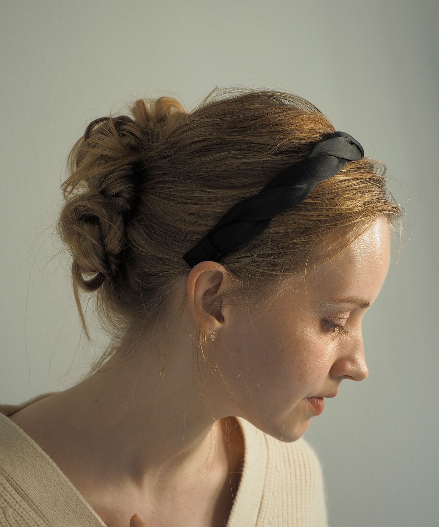 サテンネジリカチューシャ