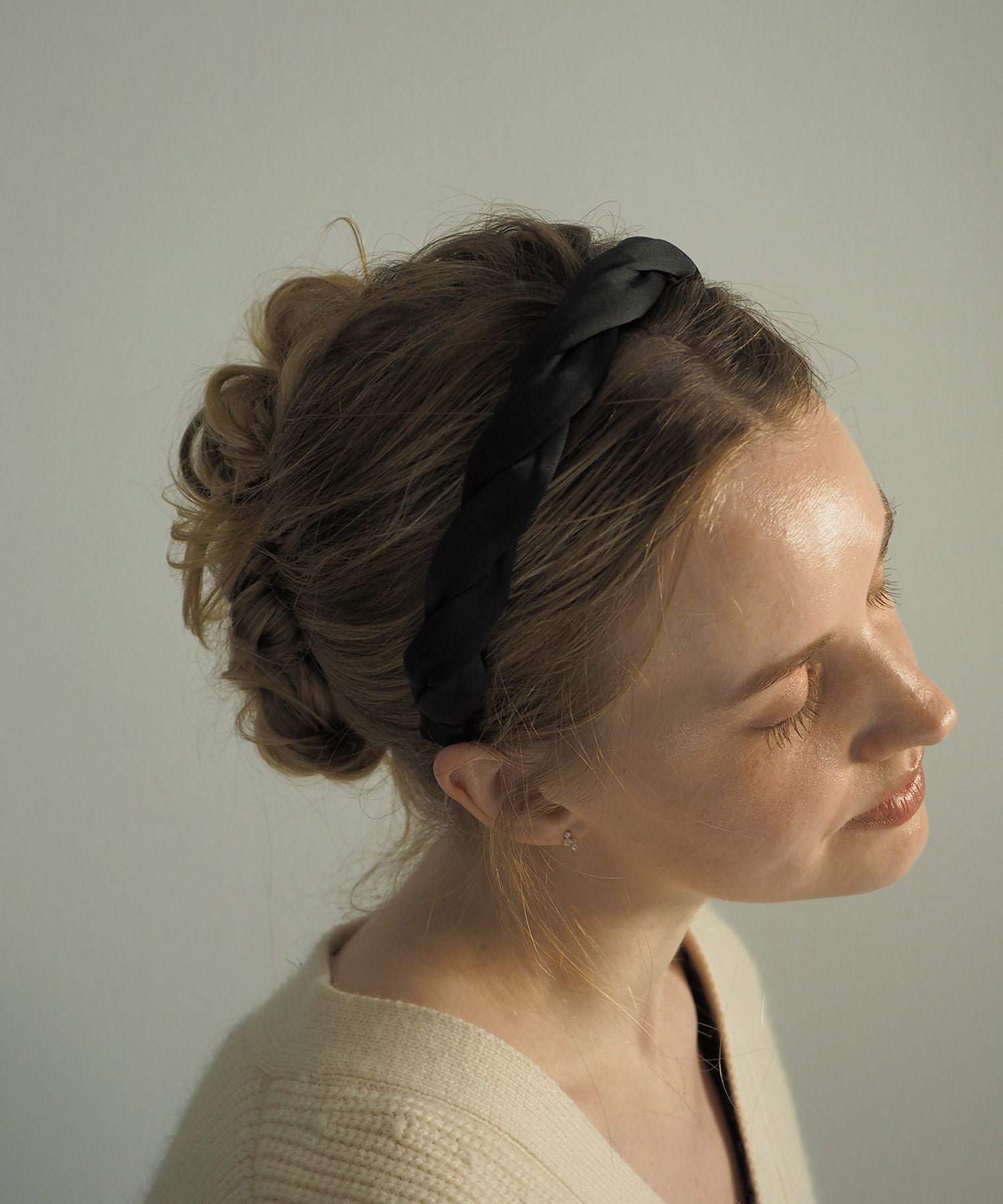 サテンネジリカチューシャ