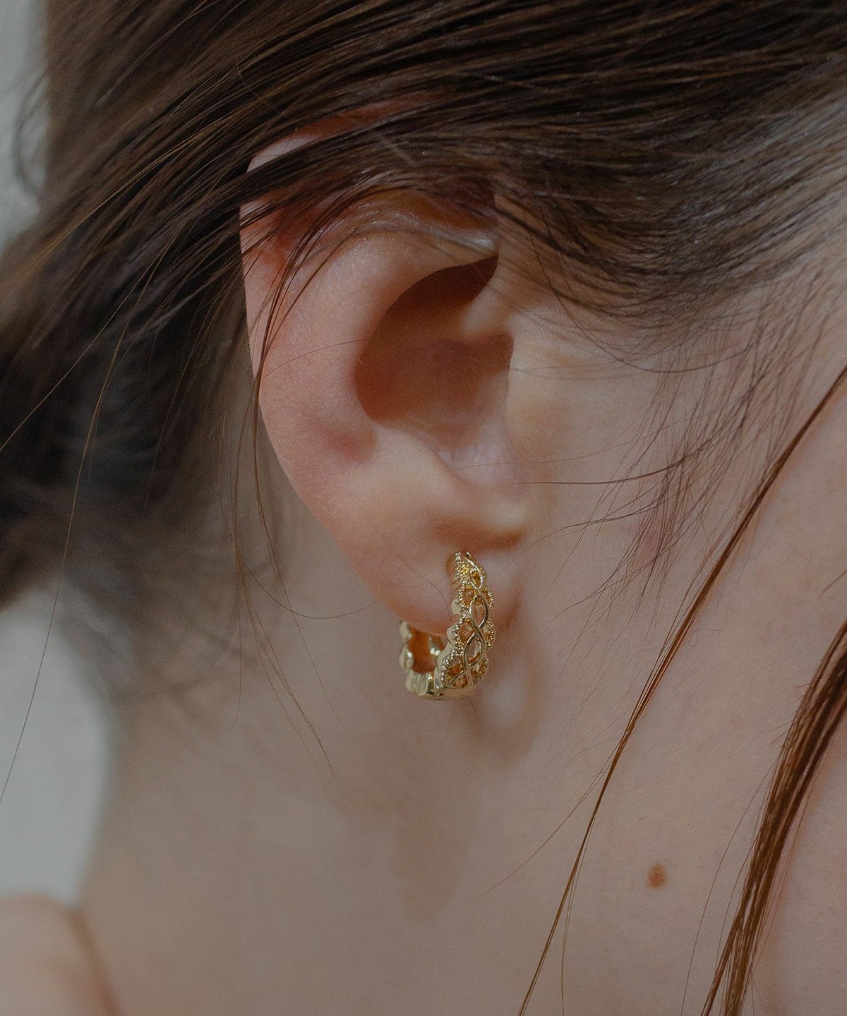 透かしツイストフープサージカルステンレスポストピアス