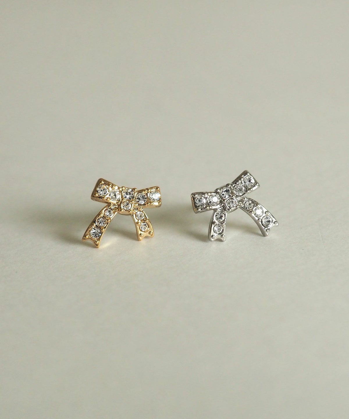 ラインストーンリボンチタンポストピアス