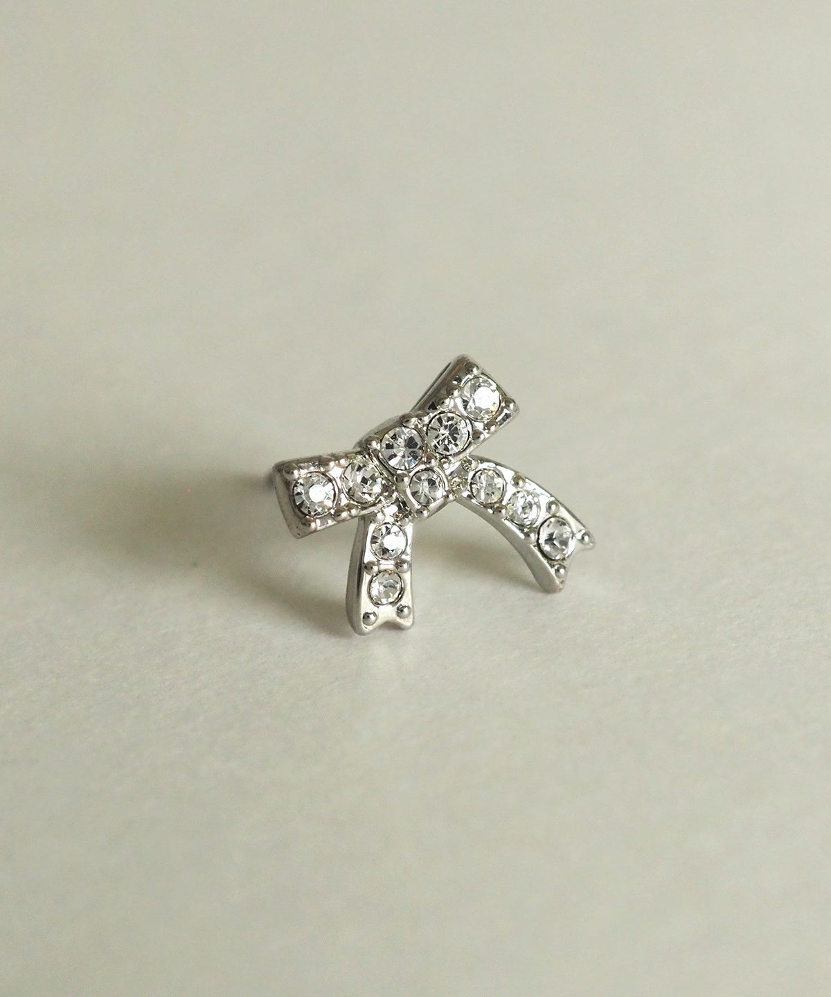 ラインストーンリボンチタンポストピアス