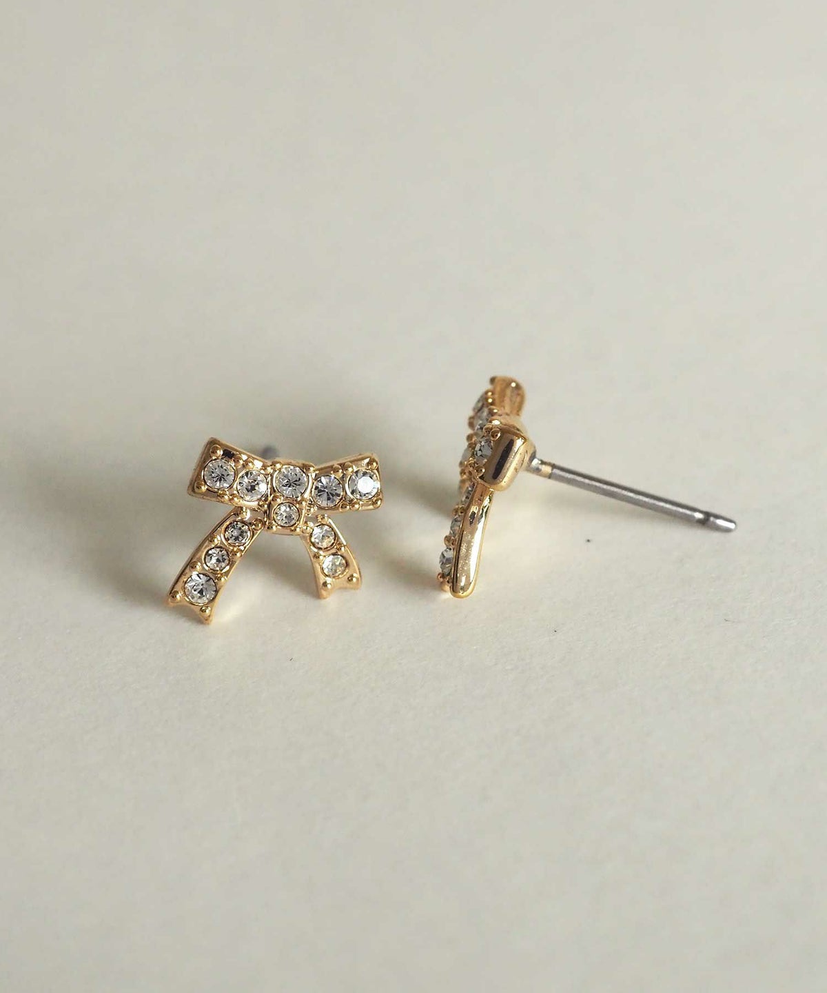 ラインストーンリボンチタンポストピアス