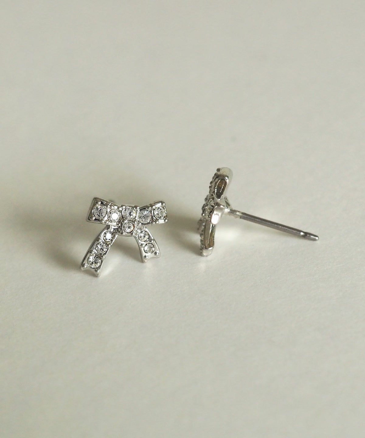 ラインストーンリボンチタンポストピアス