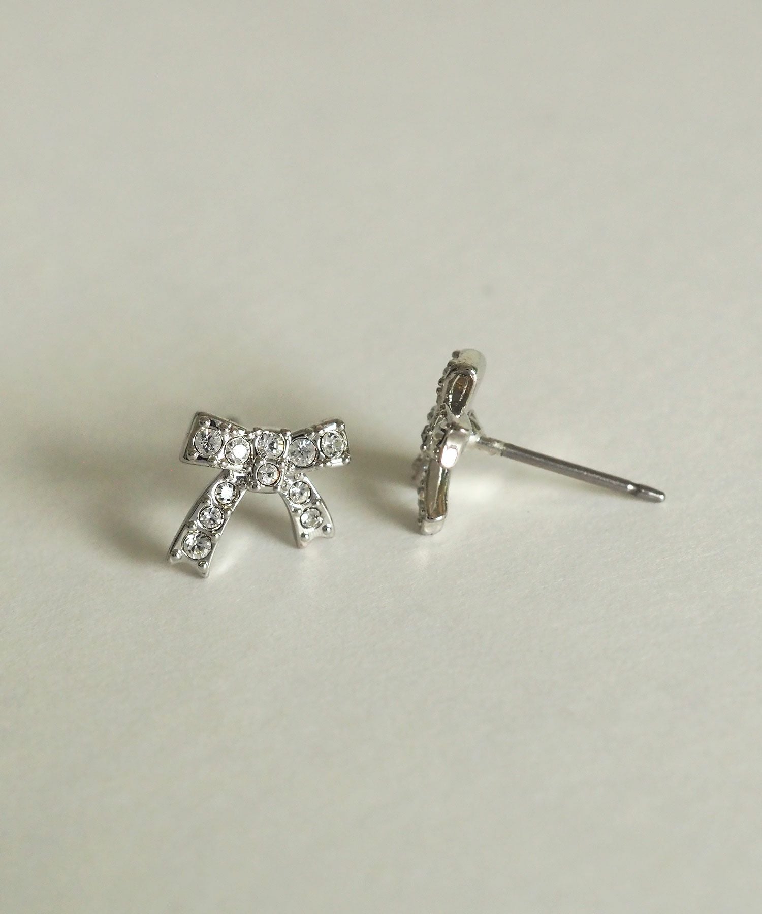 ラインストーンリボンチタンポストピアス