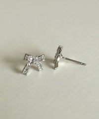 ラインストーンリボンチタンポストピアス