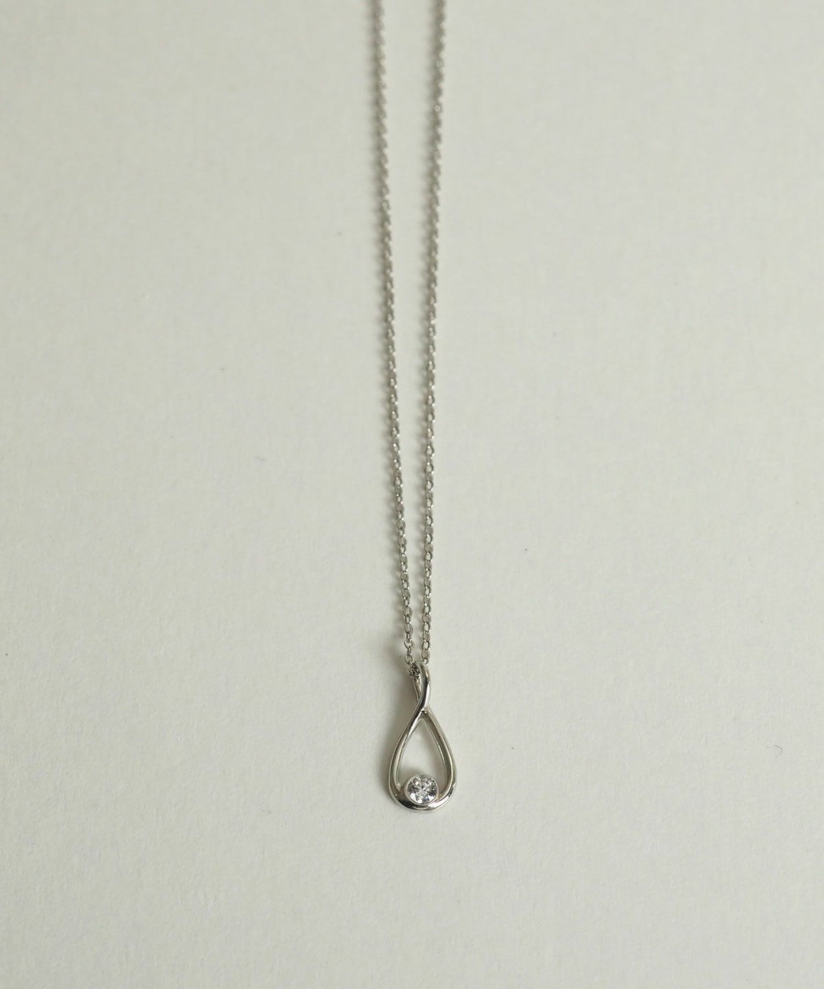 ドロップラインネックレス