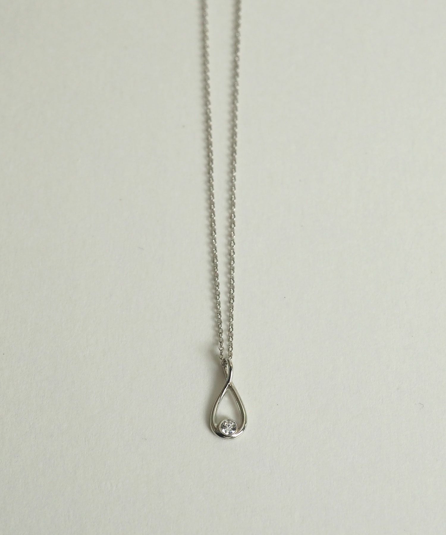 ドロップラインネックレス